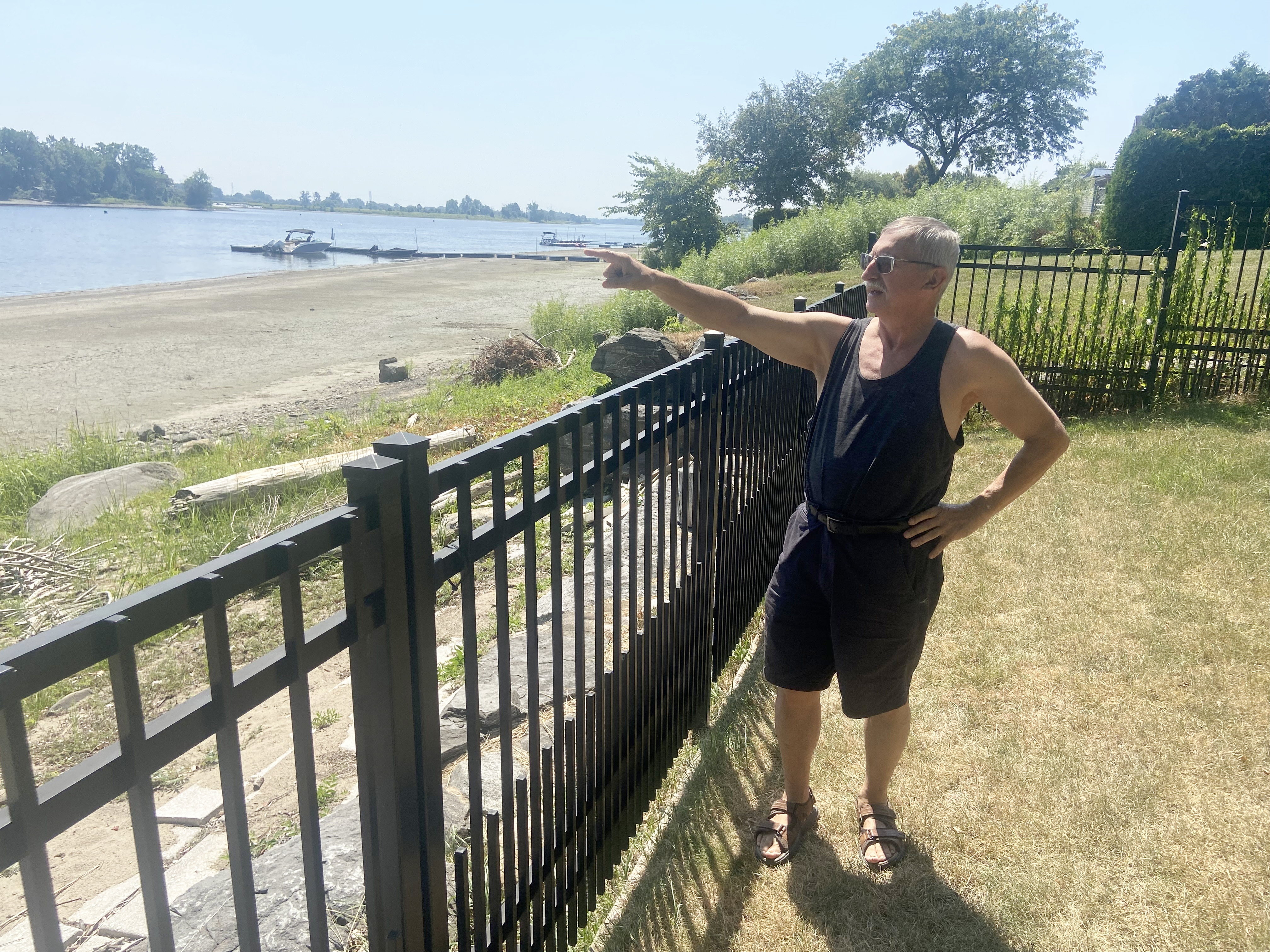 Motomarin injured Jacques Beaupré is impressed by the level of the river. particularly low water level st. new